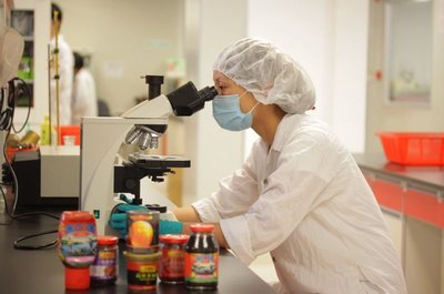 香港富豪黑馬:從蠔油起家到醬料大王,如今身家超過千億