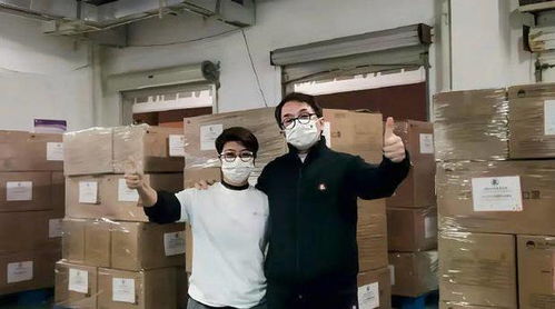 62歲知名港星,在路邊花2元剪老人發,頭發烏黑與同齡人差別大