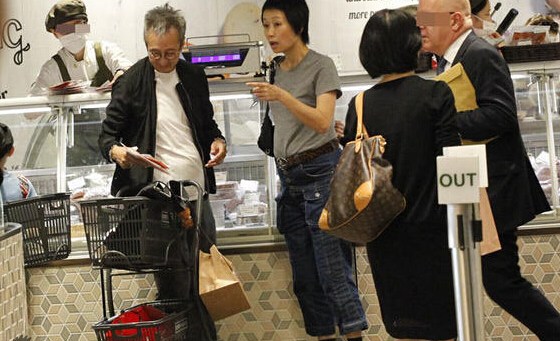 52歲&ldquo;許仙&rdquo;葉童發福 與老公幸福逛超市