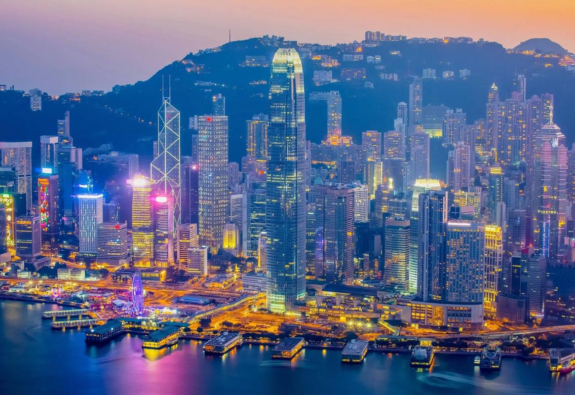 香港是中國(guó)領(lǐng)土,內(nèi)地人去香港旅游,促進(jìn)了香港的經(jīng)濟(jì)繁榮,大家都屬華