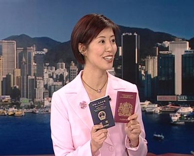 圖文:李彤拿出兩代護照做比較