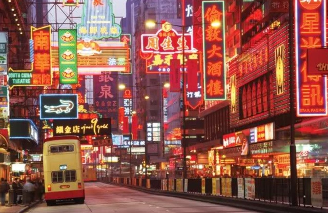 霓虹潮語點亮香港商場天臺 一場傳統與現代的視覺對話